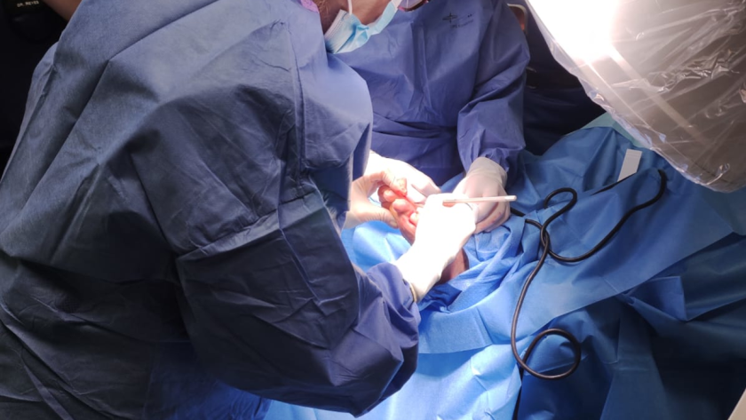 Imagen de intervención en quirófano en el Hospital Universitario Ramón y Cajal