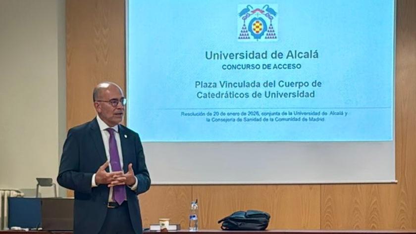 Imagen del Dr Acero, jefe de servicio del Hospital Universitario Ramón y Cajal, exponiendo en la Universidad de Alcalá