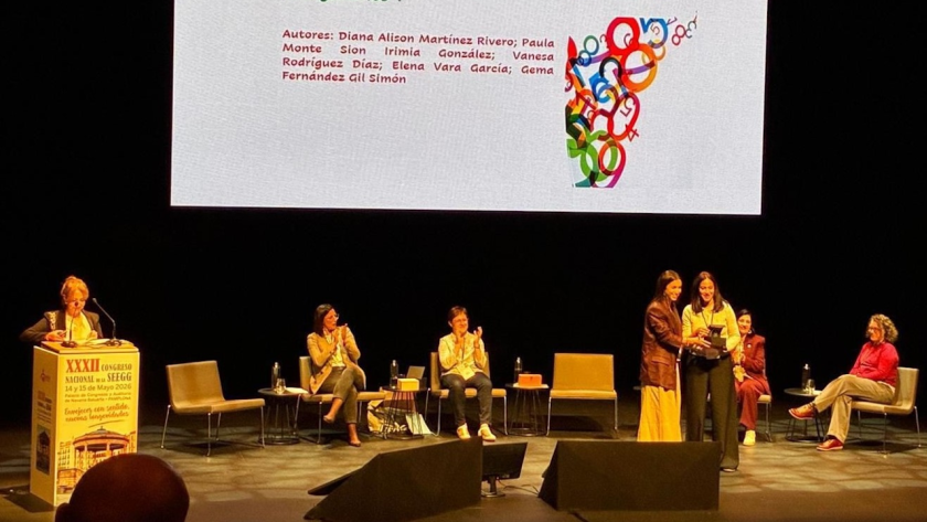 Imagen de una de las profesionales del Hospital Universitario Ramón y Cajal recibiendo el premio