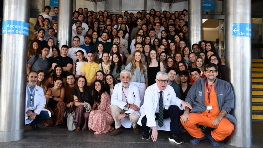 Imagen de parte de los Médicos Internos Residentes que comienzan su etapa en el Hospital Universitario Ramón y Cajal con parte de la Dirección del centro