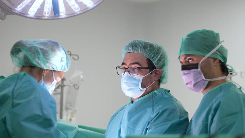 Tres cirujanos realizando un trasplante en el Hospital 12 de Octubre