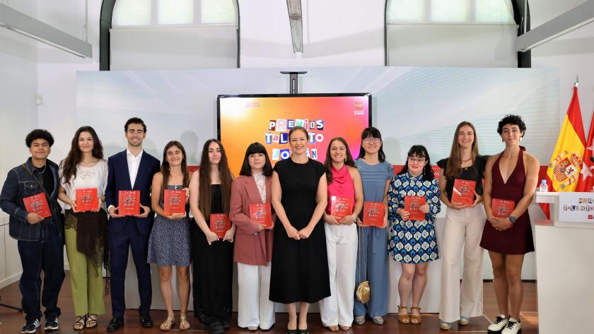 La consejera Ana Dávila ha entregado los Premios con los que se reconocen los ejemplos de superación, tolerancia y solidaridad de madrileños de entre 14 y 30 años