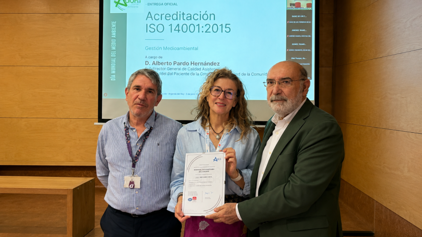 Alberto Pardo hace entrega de la certificación ISO 14001 A Paloma Casado y a Fco Javier Sánchez Arias