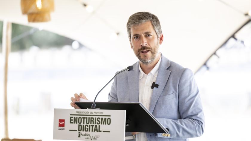 El consejero Miguel Ángel García Martín durante su visita a la Bodega Val Azul en Chinchón