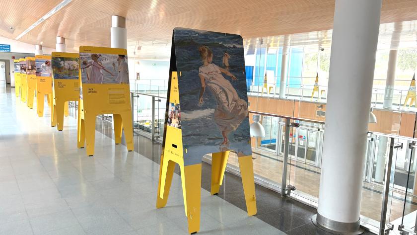 Caballetes con reproducciones de obras de Joaquín Sorolla instalados en el Hospital Universitario del Tajo
