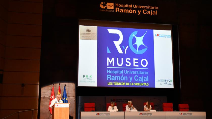 Imagen de la mesa inaugural de la exposición en el Hospital Universitario Ramón y Cajal