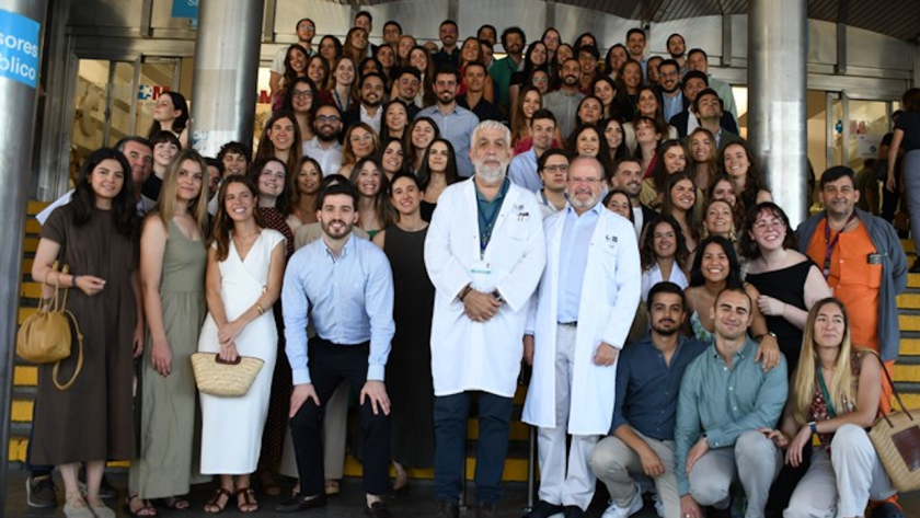Imagen de parte de los Médicos Internos Residentes que terminan su etapa en el Hospital Universitario Ramón y Cajal con parte de la Dirección del centro