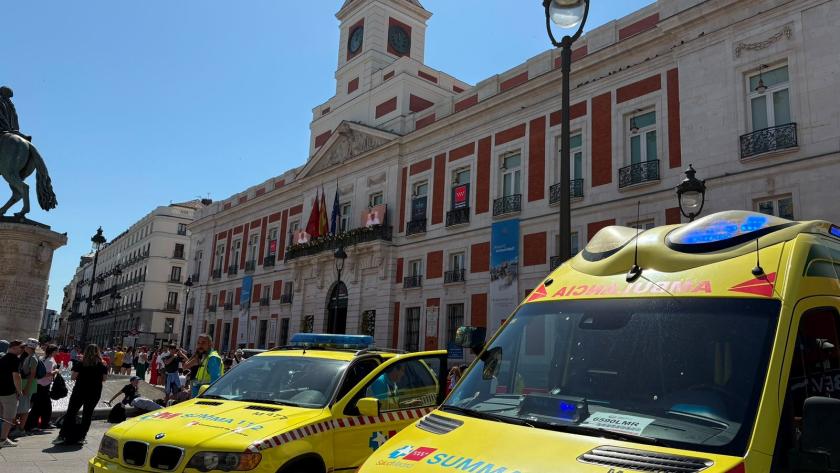 Recursos asistenciales del SUMMA 112 frente a la Real Casa de Correos durante la visita del Papa León XIV a Madrid Una UVI móvil y un vehículo de coordinación desplegados en la Puerta del Sol