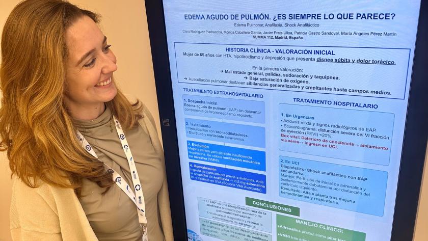 Imagen de una profesional de SUMMA 112, junto a la comunicación que presentó en el Congreso de SEMES