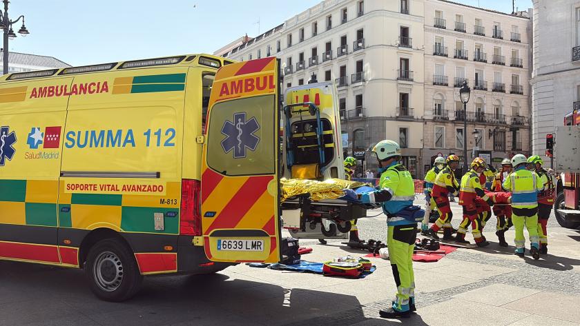 El equipo de una UVI móvil del SUMMA 112 atiende a una de las víctimas del simulacro