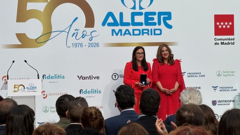 Imagen de la entrega de la medalla de Alcer al SUMMA 112