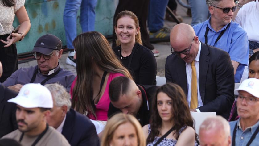 La consejera de Familia, Juventud y Asuntos Sociales de la Comunidad de Madrid, Ana Dávila, acompaña al Papa León XIV en su visita al Centro de Información y Acogida CEDIA 24 horas, gestionado por Cáritas
