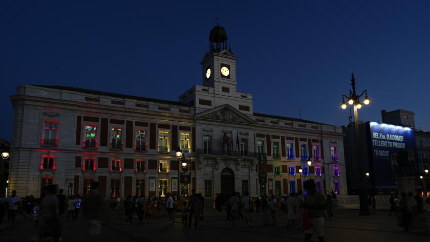 iluminacion sol bandera arcoiris día del orgullo 
