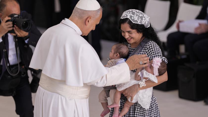 Dávila acompaña al Papa León XIV en su visita al Centro de Información y Acogida CEDIA 24 horas La consejera de Familia, Juventud y Asuntos Sociales de la Comunidad de Madrid, Ana Dávila, acompaña al Papa León XIV en su visita al Centro de Información y Acogida CEDIA 24 horas, gestionado por Cáritas