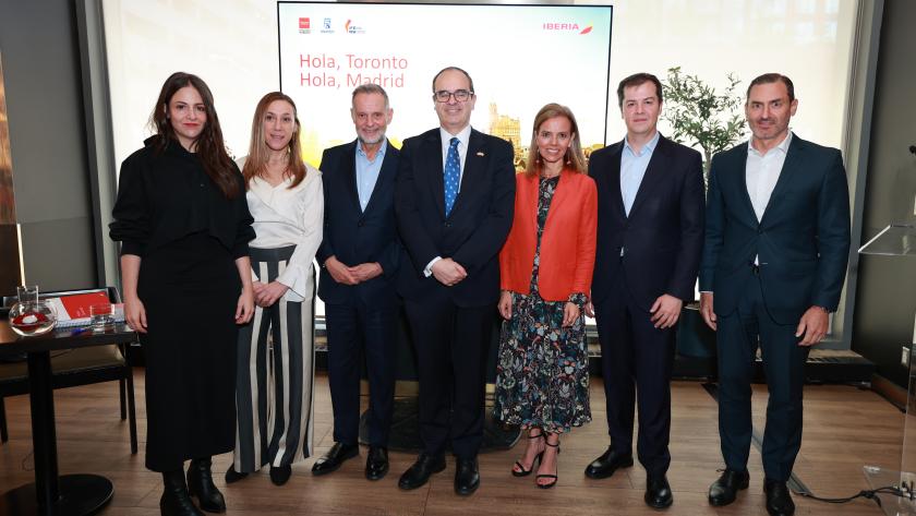 El viceconsejero Luis Martín en una rueda de prensa celebrada con motivo del vuelo inaugural de Iberia a la ciudad canadiense
