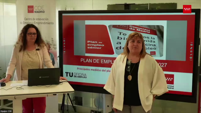 mujeres delante de una pantalla