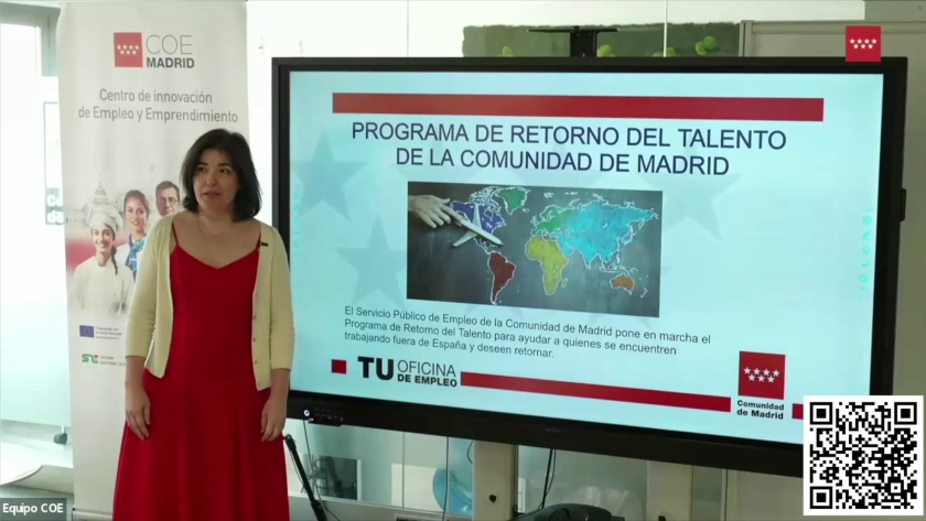 mujer con pantalla de fondo