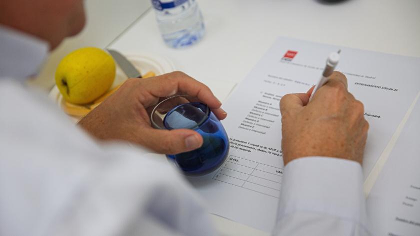 La Comunidad de Madrid convoca el primer Concurso de Catadores de Aceite de Oliva Virgen para apoyar la excelencia de este sector Señor catando aceite
