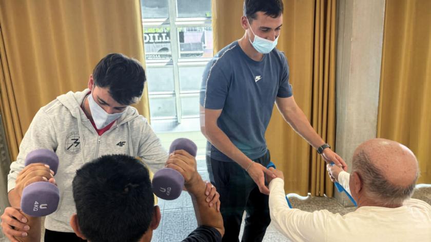 Hospital Universitario Severo Ochoa | Ejercicio físico con pacientes de cáncer de pulmón Ejercicio físico con dos especialistas del deportes y dos pacientes de cáncer de pulmón del Hospital Universitario Severo Ochoa