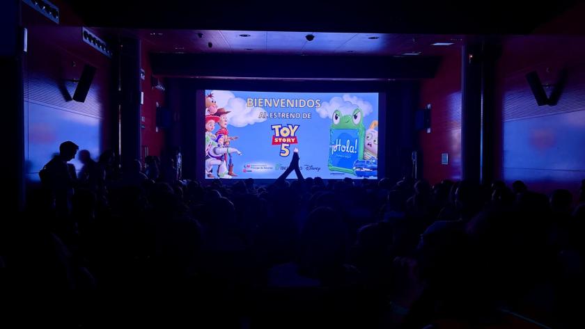 Pantalla de cine en el salón de actos del HUPA para el estreno de Toy Story 5