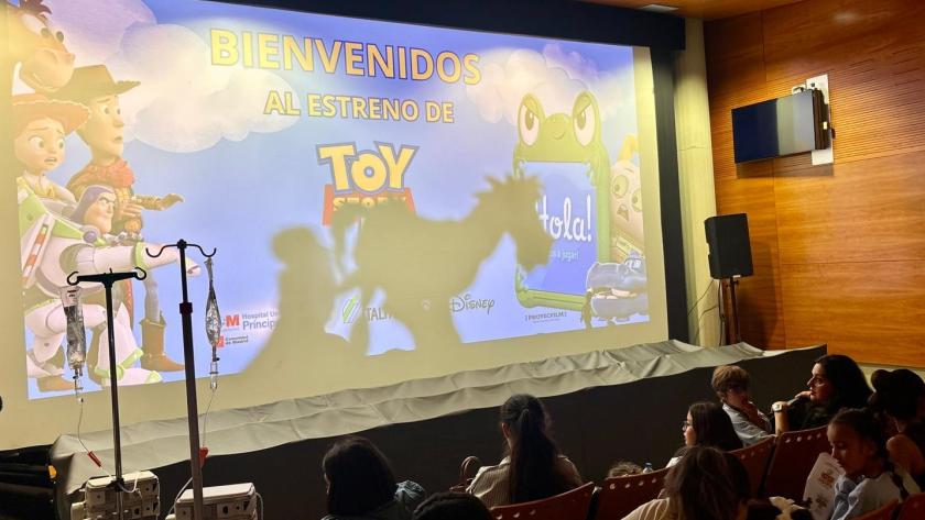 Pacientes pediátricos asisten al esterno de Toy Story 5 en el hospital 
