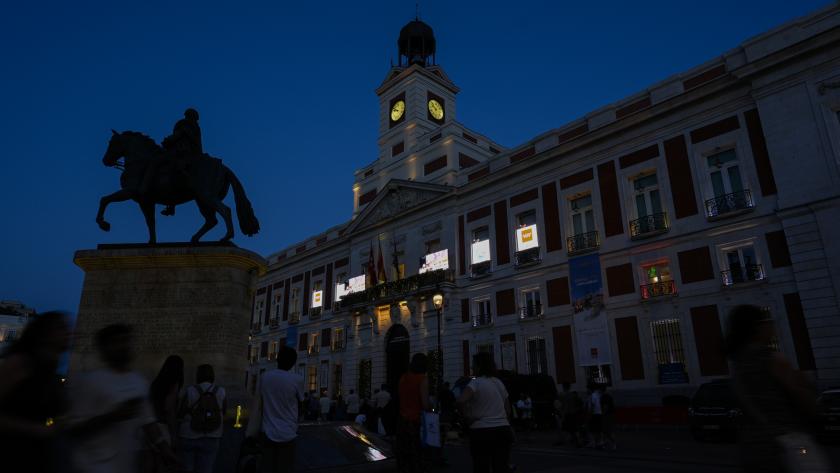 Fachada de la Real Casa de Correos iluminada por la visita del Papa