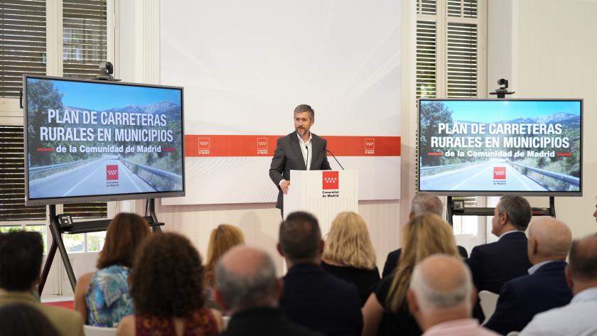 Los consejeros Miguel Ángel García Martín y Jorge Rodrigo durante la presentación del Plan para mejorar las carreteras, los accesos y la conectividad entre los municipios de menos de 20.000 habitantes