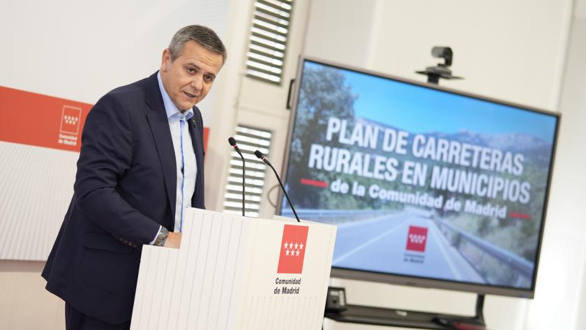 Los consejeros Miguel Ángel García Martín y Jorge Rodrigo durante la presentación del Plan para mejorar las carreteras, los accesos y la conectividad entre los municipios de menos de 20.000 habitantes