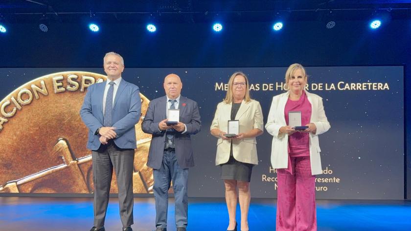 El consejero Rodrigo recogiendo la distinción otorgada por la Asociación Española de la Carretera