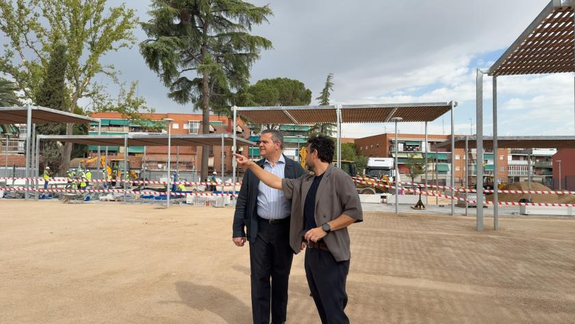 El consejero Jorge Rodrigo durante la visita al nuevo parque urbano en el área que ocupaba el complejo dotacional El Pilar