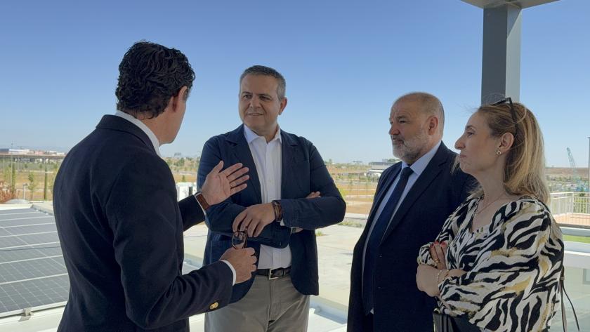 Rodrigo visita el nuevo desarrollo urbanístico de los Ahijones El consejero Jorge Rodrigo durante su visita al nuevo desarrollo urbanístico de los Ahijones en Vicálvaro