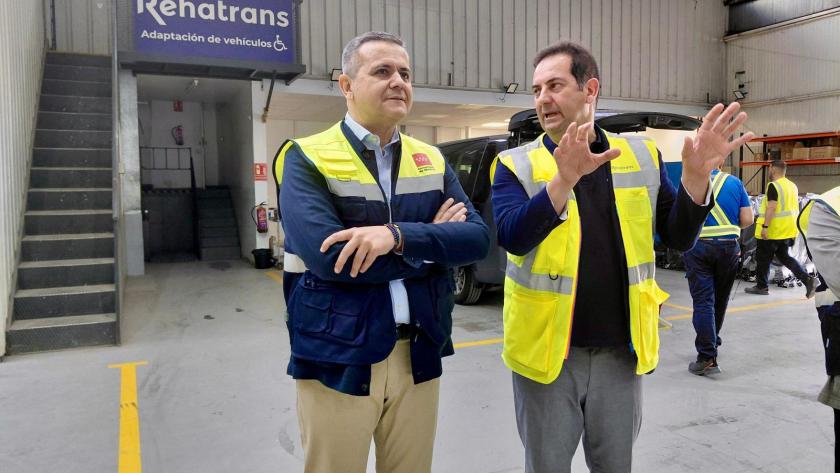El consejero Jorge Rodrigo durante la visita a la empresa especializada en la adaptación de vehículos para personas con movilidad reducida