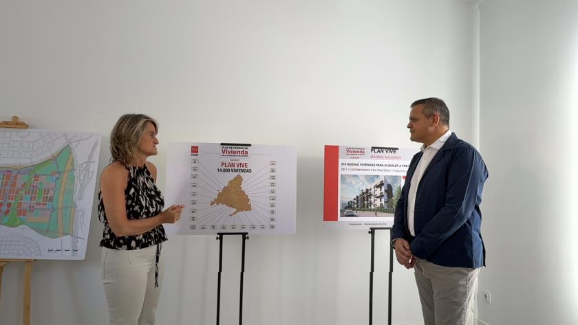 Rodrigo visita el nuevo desarrollo urbanístico de los Ahijones El consejero Jorge Rodrigo durante su visita al nuevo desarrollo urbanístico de los Ahijones en Vicálvaro