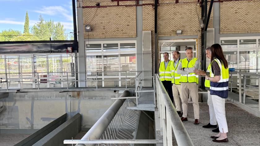 El consejero Carlos Novillo durante la visita a la Estación de Tratamiento de Agua Potable de Majadahonda