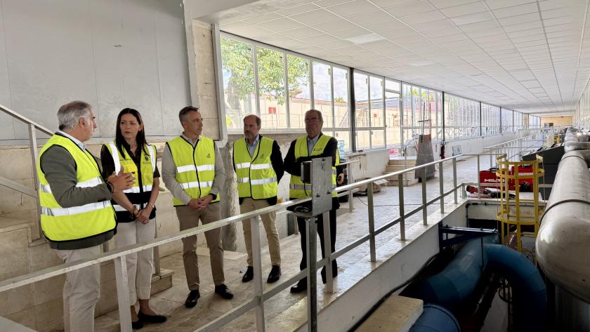El consejero Carlos Novillo durante la visita a la Estación de Tratamiento de Agua Potable de Majadahonda