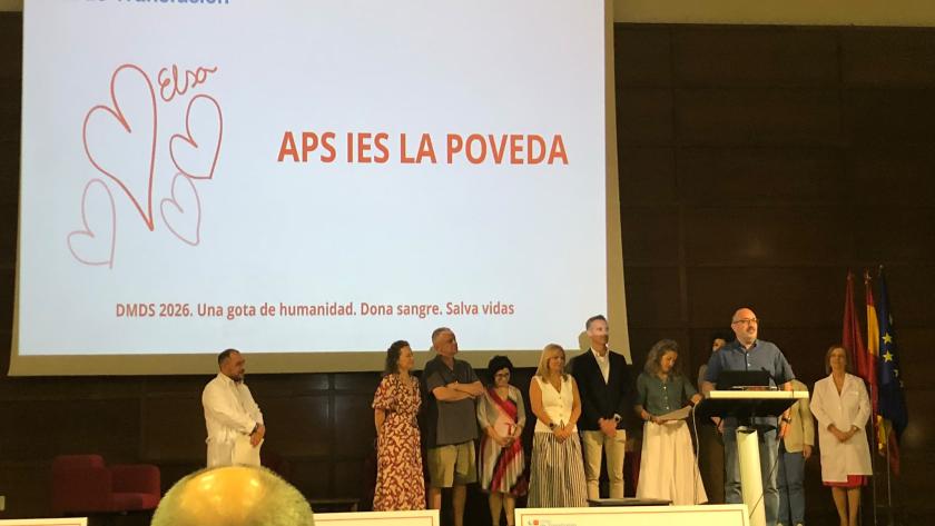 Agentes implicados en el APS premiado subidos en el escenario recogiendo el diploma y escuchando hablar al director del IES La Poveda