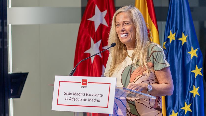La consejera Rocío Albert durante la entrega del sello de calidad del Gobierno regional al Club Atlético de Madrid