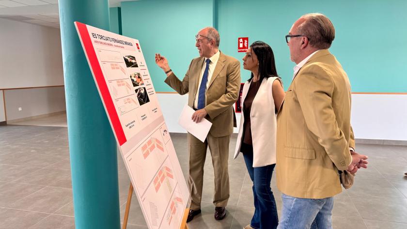 La consejera Mercedes Zarzalejo durante su visita a las obras del nuevo Instituto Torcuato Fernández Miranda