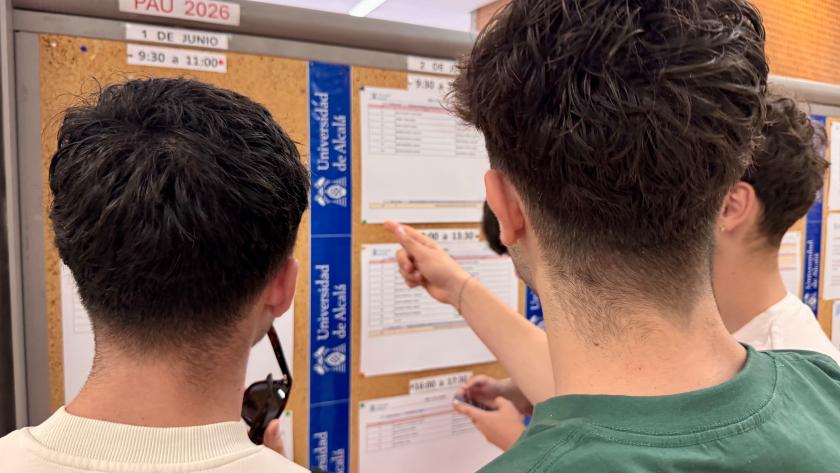 La consejera de Educación, Ciencia y Universidades visitando a los estudiantes que se examinan en la Universidad de Alcalá