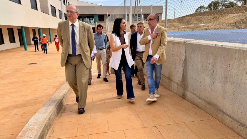 La consejera Mercedes Zarzalejo durante su visita a las obras del nuevo Instituto Torcuato Fernández Miranda