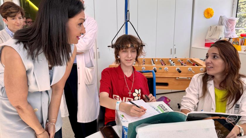 Zarzalejo visita el centro educativo público del Hospital Infantil Niño Jesús La consejera Mercedes Zarzalejo durante la visita al centro educativo público del Hospital Infantil Niño Jesús por su 60º aniversario