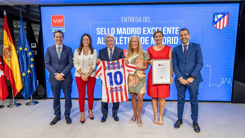 La consejera Rocío Albert durante la entrega del sello de calidad del Gobierno regional al Club Atlético de Madrid