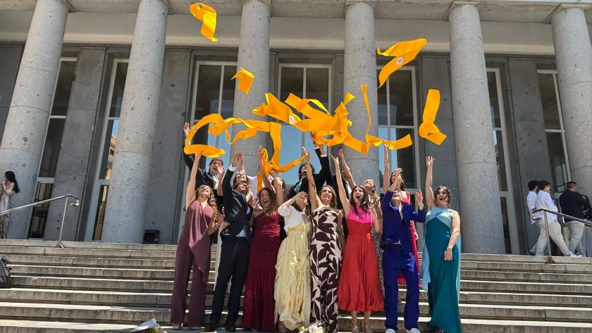 Alumnos en la entrada de la Facultad de Medicina de la UCM