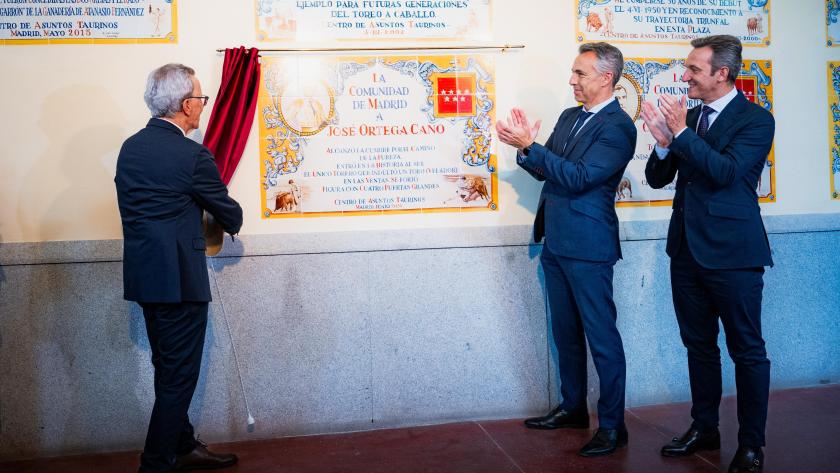 El consejero Carlos Novillo durante el homenaje a la trayectoria del diestro José Ortega Cano en la Plaza de Las Ventas