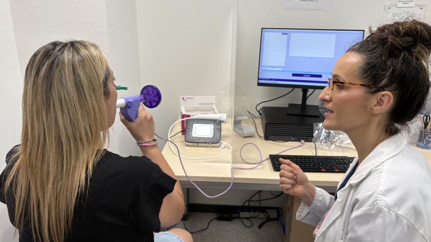 Paciente realiza una espirometría