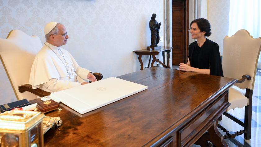 La presidenta Isabel Díaz Ayuso durante la audiencia privada con Su Santidad el Papa León XIV en el Palacio Apostólico de Ciudad del Vaticano