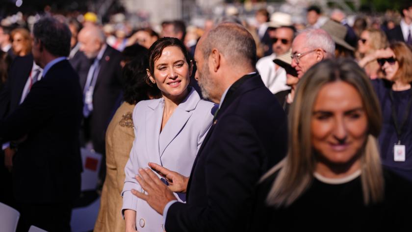 La presidenta Isabel Díaz Ayuso durante la Santa Misa del Corpus Christi que oficia el Papa León XIV en la Plaza de Cibeles