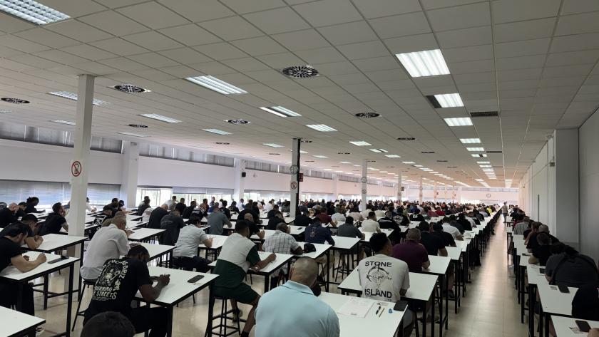 personas examinándose en un aula