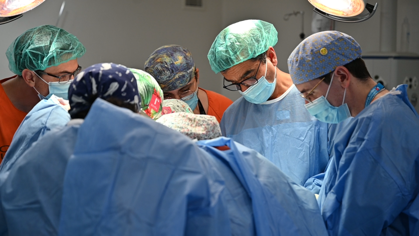 Profesionales de Cirugía Oral y Maxilofacial del Marañón Cirujanos en un quirófano