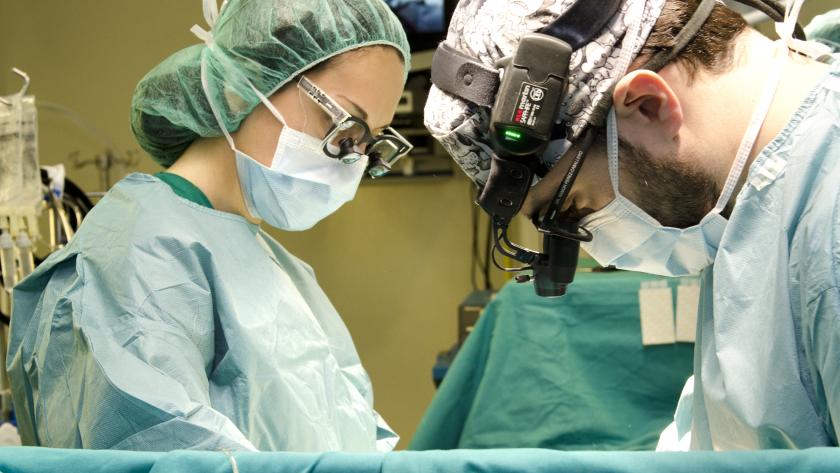Cirujanos cardiacos del Gregorio Marañón en un quirófano Cirujanos en un quirófano